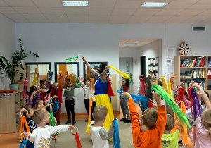 Dzieci z grupy Zuchy na interaktywnym spektaklu Królewna Śnieżka