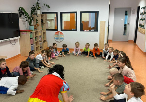 Dzieci z grupy Zuchy na interaktywnym spektaklu Królewna Śnieżka