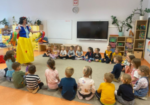 grupa Wiewiórki na przedstawieniu spektaklu Królewna Śnieżka