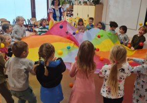 Dzieci z grupy Kotki na interaktywnym spektaklu Królewna Śnieżka