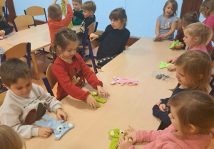 Grupa Słoneczka na zajęciach z szycia Misia