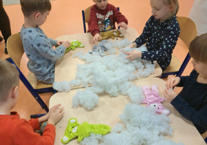 Grupa Słoneczka na zajęciach z szycia Misia