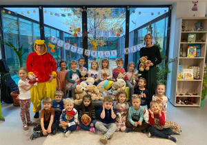 Grupa Wiewiórki na wspólnym zdjęciu z Kubusiem Puchatkiem
