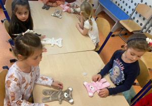 Grupa Wiewiórki na zajęciach z szycia Misia
