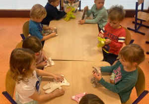 Grupa Wiewiórki na zajęciach z szycia Misia