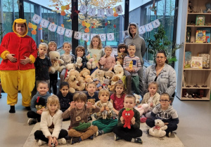 Grupa Żabki na wspólnym zdjęciu z Kubusiem Puchatkiem