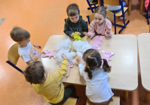 Grupa Motylki na zajęciach z szycia Misia