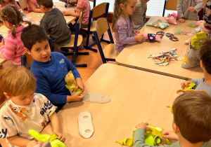 Grupa Kotki na zajęciach z szycia Misia