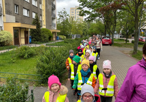 Dzieci idące w parach .