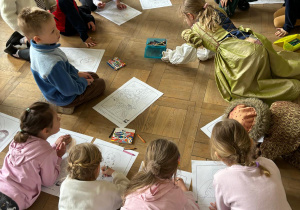 Dzieci kolorujące sylwetę Króla Jana III Sobieskiego i Królową Marysieńkę