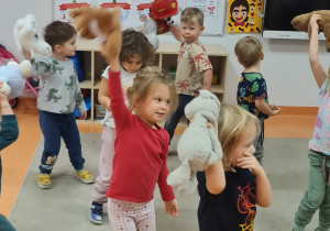 Grupa myszki podczas zabawy tanecznej z pluszowymi misiami.