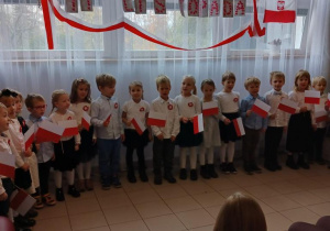 Występ dzieci z grupy „Wiewiórki” w Dziennym Domu dla Osób Starszych z okazji Dnia Niepodległości.