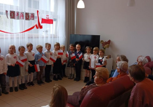 Występ dzieci z grupy „Wiewiórki” w Dziennym Domu dla Osób Starszych z okazji Dnia Niepodległości.