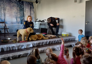 dzieci słuchają jak Eko Patrol pomaga zwierzętom