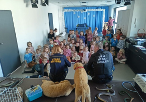 dzieci słuchają jak Eko Patrol pomaga zwierzętom