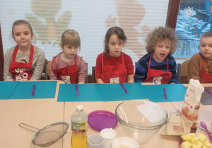dzieci przygotowują się do przygotowania ciasta
