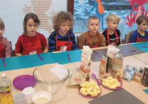 dzieci przygotowują się do przygotowania ciasta