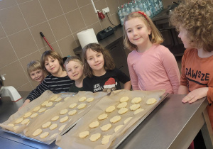 Dzieci w kuchni przedszkolnej z ciasteczkami do wypieczenia