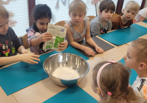 Dzieci dosypują produkty do miski