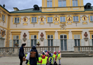 Dzieci przed pałacem w Wilanowie