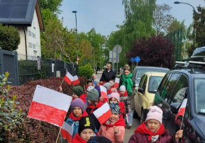 spacer z flagami Polski