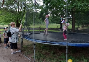 zabawa na trampolinie