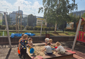 Dzieci z grupy Myszki bawiące się w piaskownicy