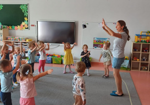 Dzieci z grupy Rybek podczas zabawy muzyczno-ruchowej