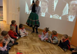 Dzieci z grupy Wiewiórki siedzący w kole w sali baletowej