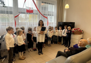 Występ dzieci z grupy „Żabki” w Dziennym Domu dla Osób Starszych z okazji Dnia Niepodległości.