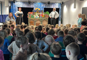 Dzieci wraz z aktorami stojąc śpiewają Pastorałkę