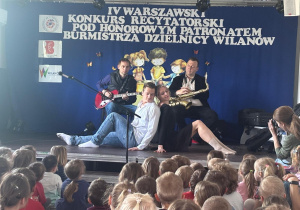 Para tańcząca i muzycy grający na saksofonie i gitarze elektrycznej