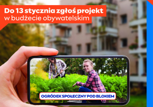Plakat przedstawiający kampanię promującą Budżet Obywatelski w Warszawie. Hasło „Z motyką na słońce?” zachęca mieszkańców do zgłaszania swoich pomysłów. Widnieje informacja, że projekty można zgłaszać do 13 stycznia, a przykładem jest „Ogródek społeczny pod blokiem” pokazany na ekranie telefonu. Na dole umieszczono adres strony: bo.um.warszawa.pl oraz hasło „Zmieniam naszą Warszawę!”