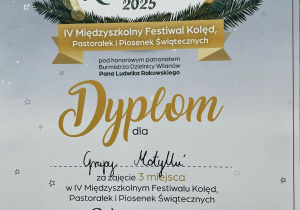 Na zdjęciu widać świąteczny dyplom z festiwalu „Kolędiada 2025”, przyznany grupie „Motylki” za zajęcie 3. miejsca w IV Międzyszkolnym Festiwalu Kolęd, Pastorałek i Piosenek Świątecznych.