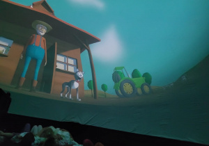 Dzieci uczestniczą w seansie Kina Sferycznego, oglądając edukacyjne filmy 3D o zwierzętach i podwodnym świecie wewnątrz mobilnej kopuły projekcyjnej.