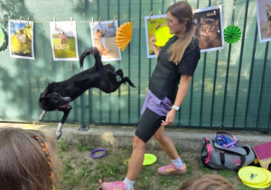 Pokaz psich sztuczek oraz psa prezentującego swoje umiejętności pod okiem trenerki