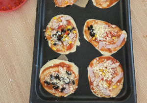 Gotowa pizza przygotowana przez dzieci.
