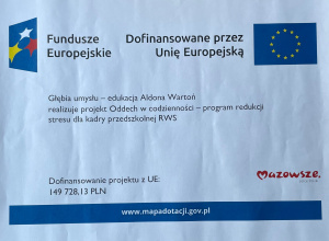 Plakat informujący o udziale Przedszkola w projekcie „Oddech w codzienności – program redukcji stresu dla kadry przedszkolnej RWS”, realizowanym przez Głębię umysłu – edukacja Aldona Wartoń.