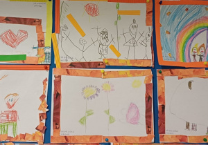 Wystawa prac plastycznych dzieci przedstawiających ich skojarzenia związane z budowaniem relacji, m.in. serce, wspólną zabawę i tęczę.